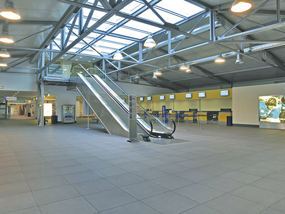 Flughafen und Bahnhof